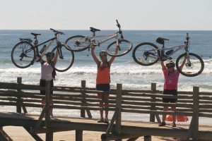 Fim de semana de pedal, sol e praia na Rota da Baleia Franca